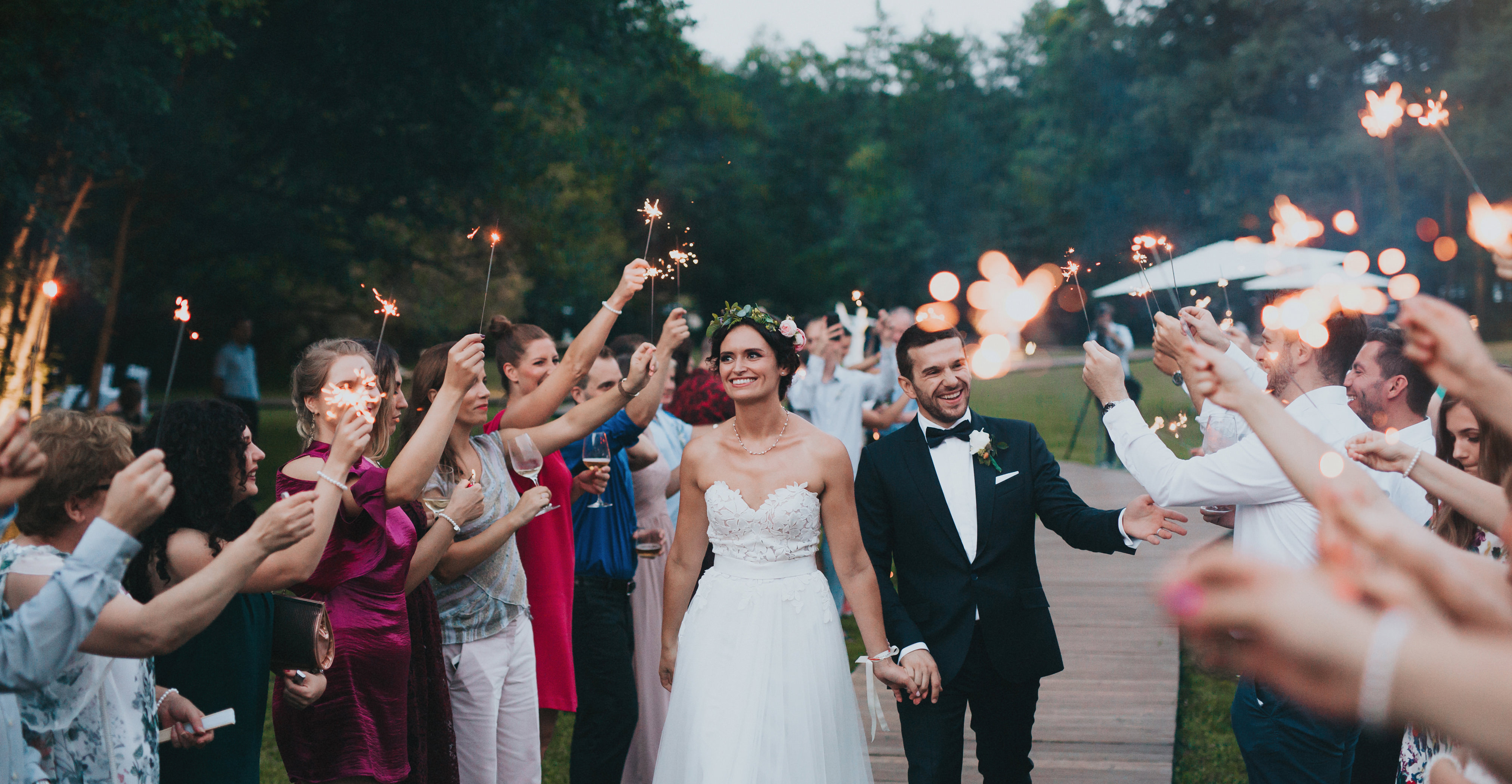 Ulazak u salu, Wedding venue entrance with sparklers