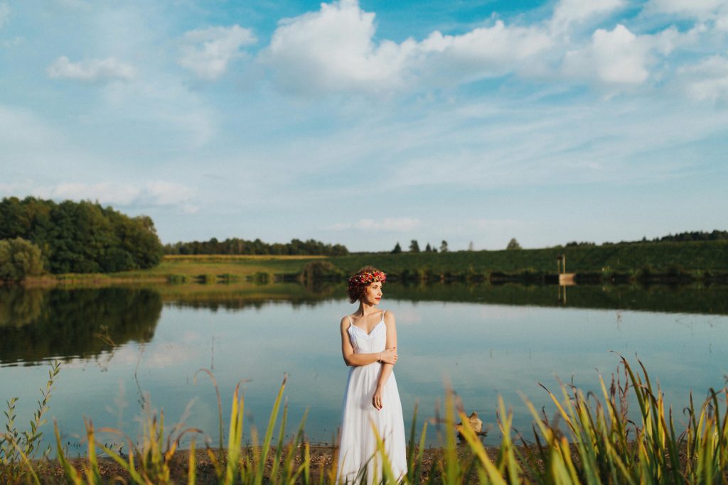 Boho bride wedding photosession, dream catcher wedding gown flowers